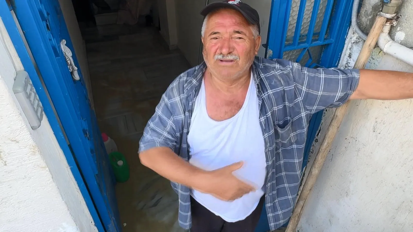 Avcılar'da patlayan su vanası evi havuzuna çevirdi