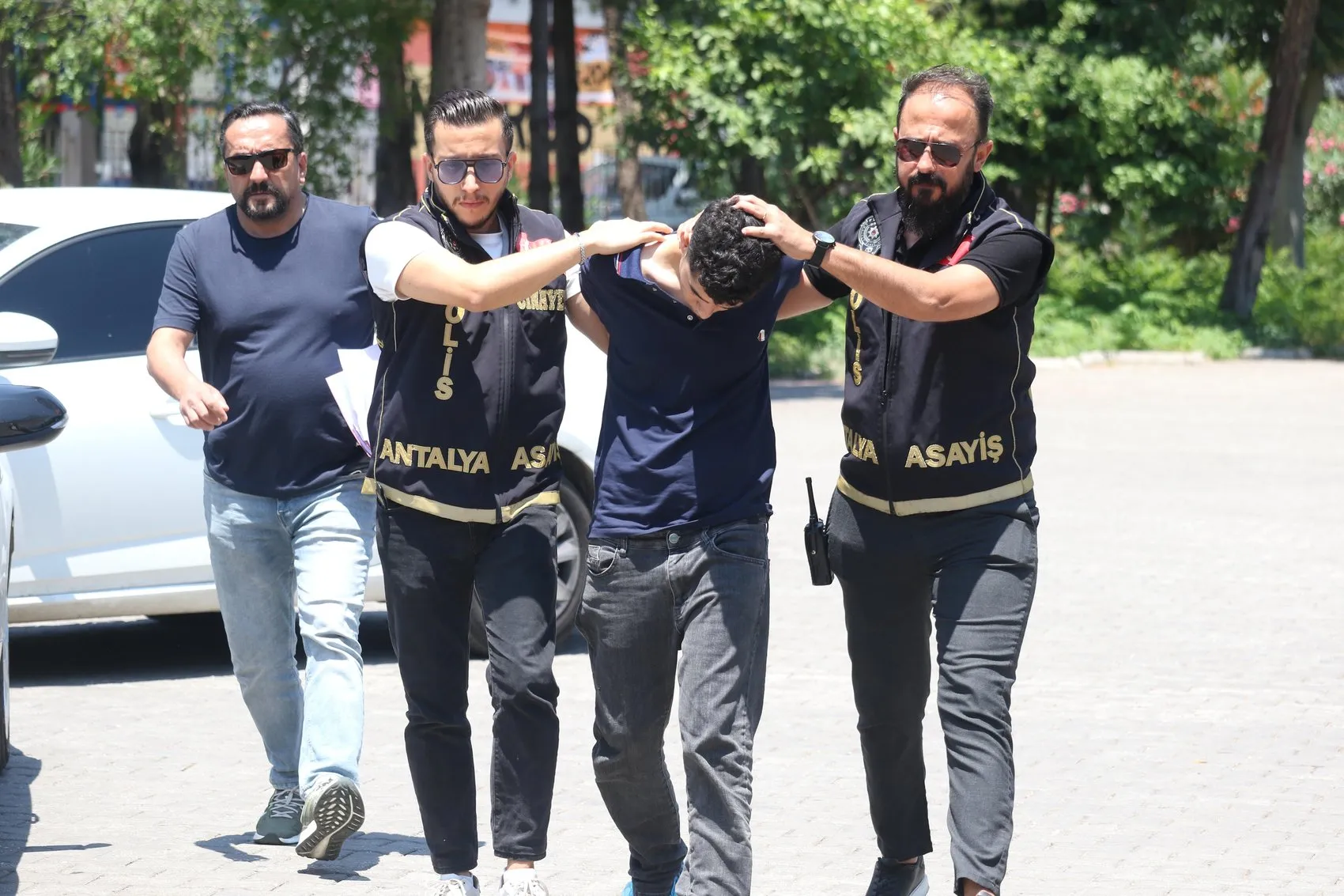 Antalya'da dehşet anları İçlerine şeytan girdi diyerek ablalarına saldırdı