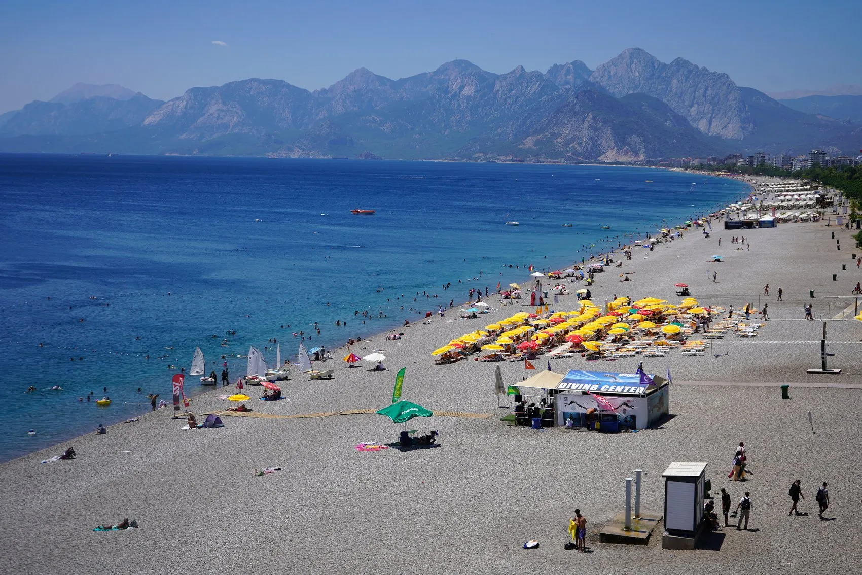 Antalya kavurucu sıcaklarla imtihan veriyor