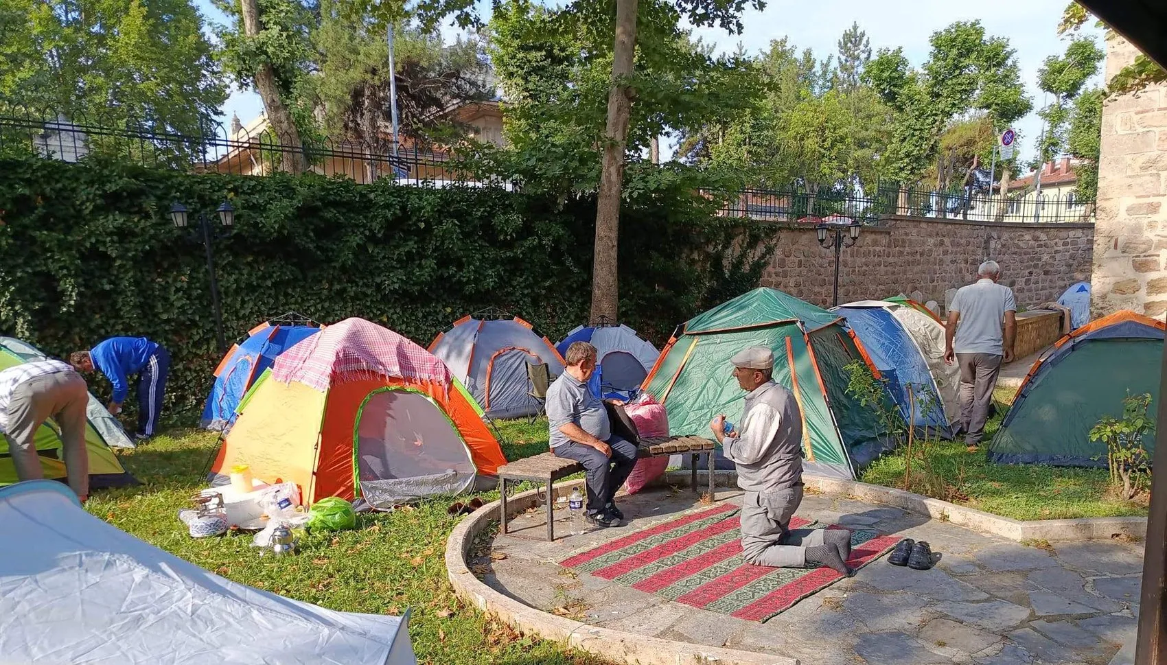 Kırkpınar tutkunları otel bulamayınca çadırlarını cami avlusuna kurdu