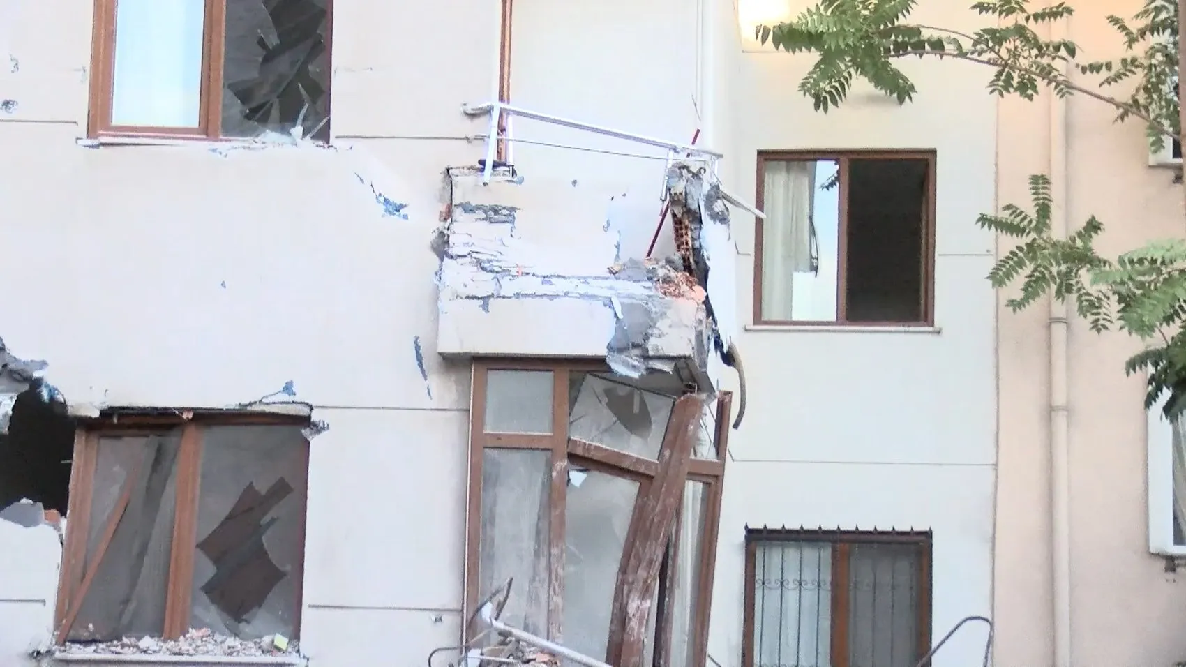Küçükçekmece'de kentsel dönüşüm yıkımı korku dolu anlara sahne oldu