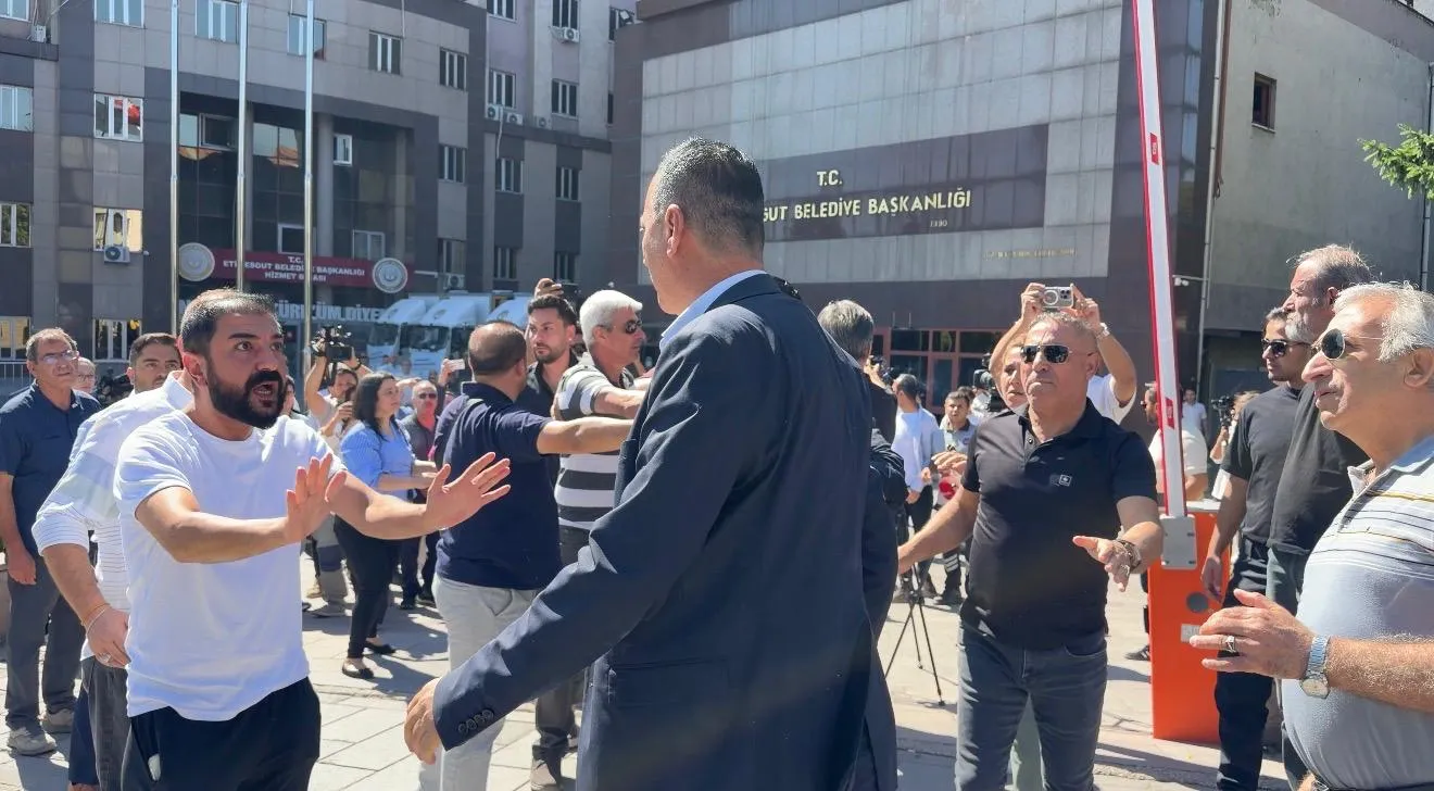 Etimesgut Belediyesi'ne şafak operasyonu