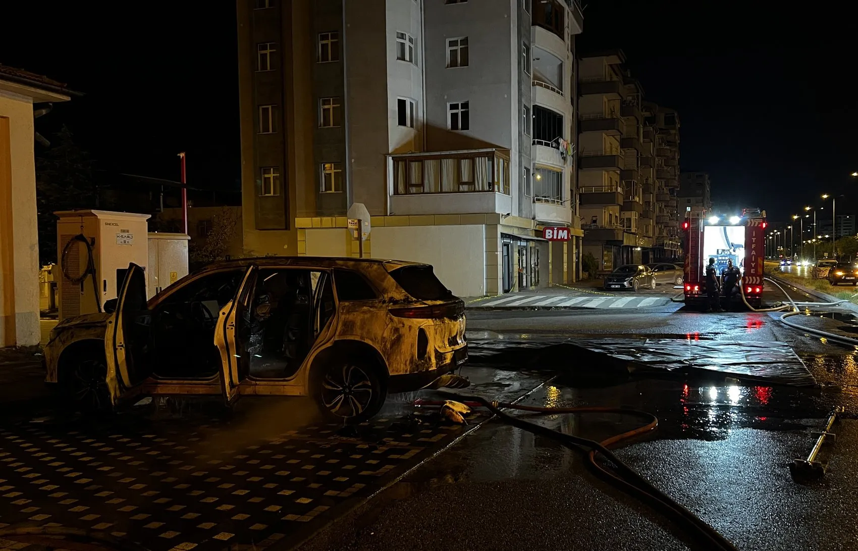 Kayseri'de şarj olan elektrikli otomobil alev topuna döndü