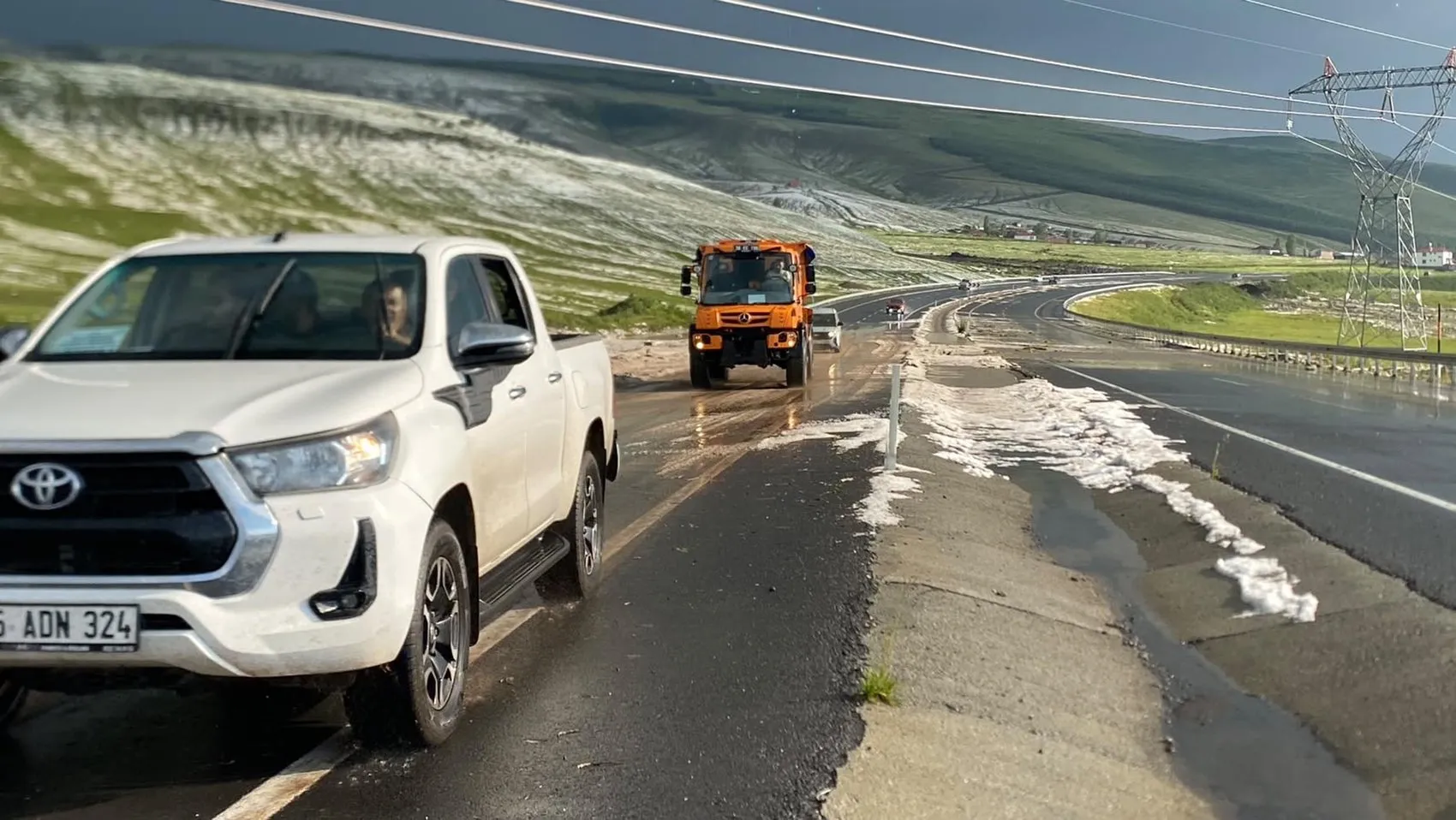 Ardahan’da dolu yağışı hayatı felç etti