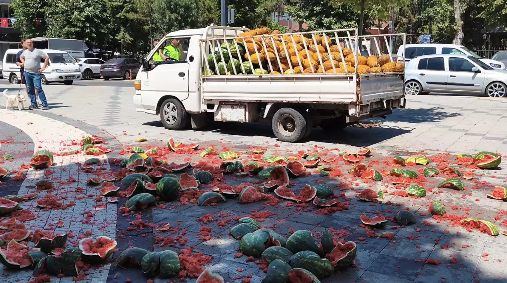 Tekirdağ'da seyyar satıcı belediye önünde karpuzları parçaladı