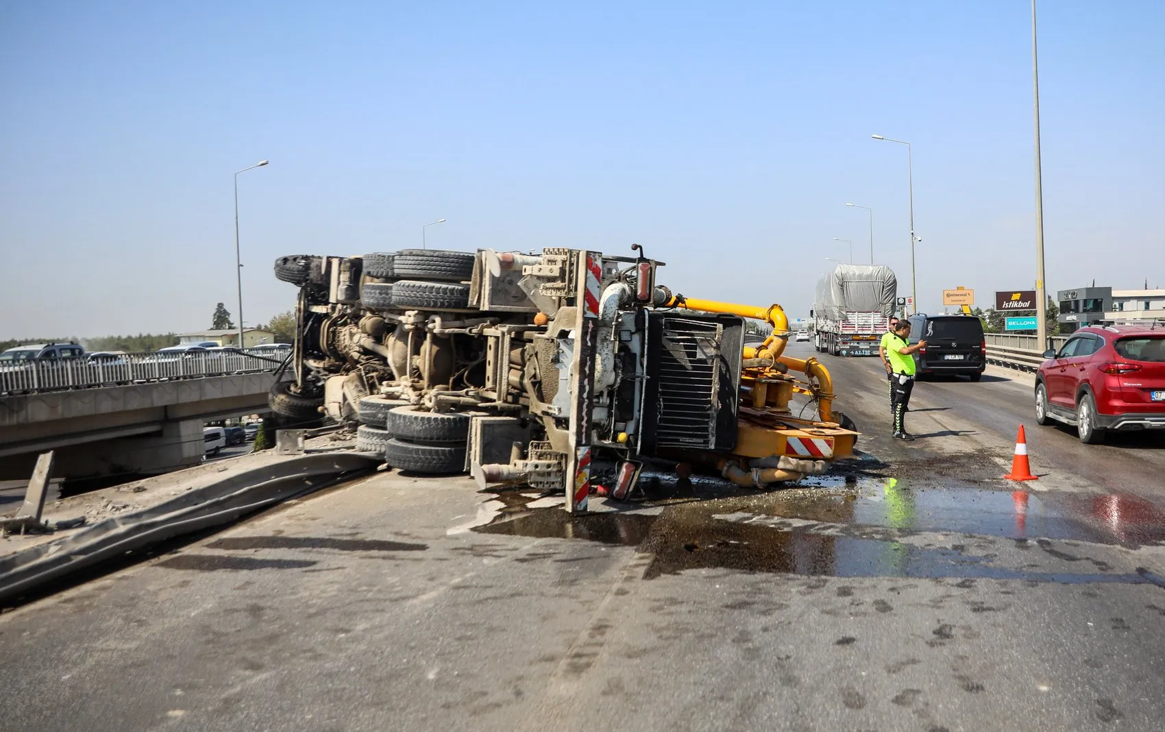 Antalya’da dev beton pompası üst geçide saplandı