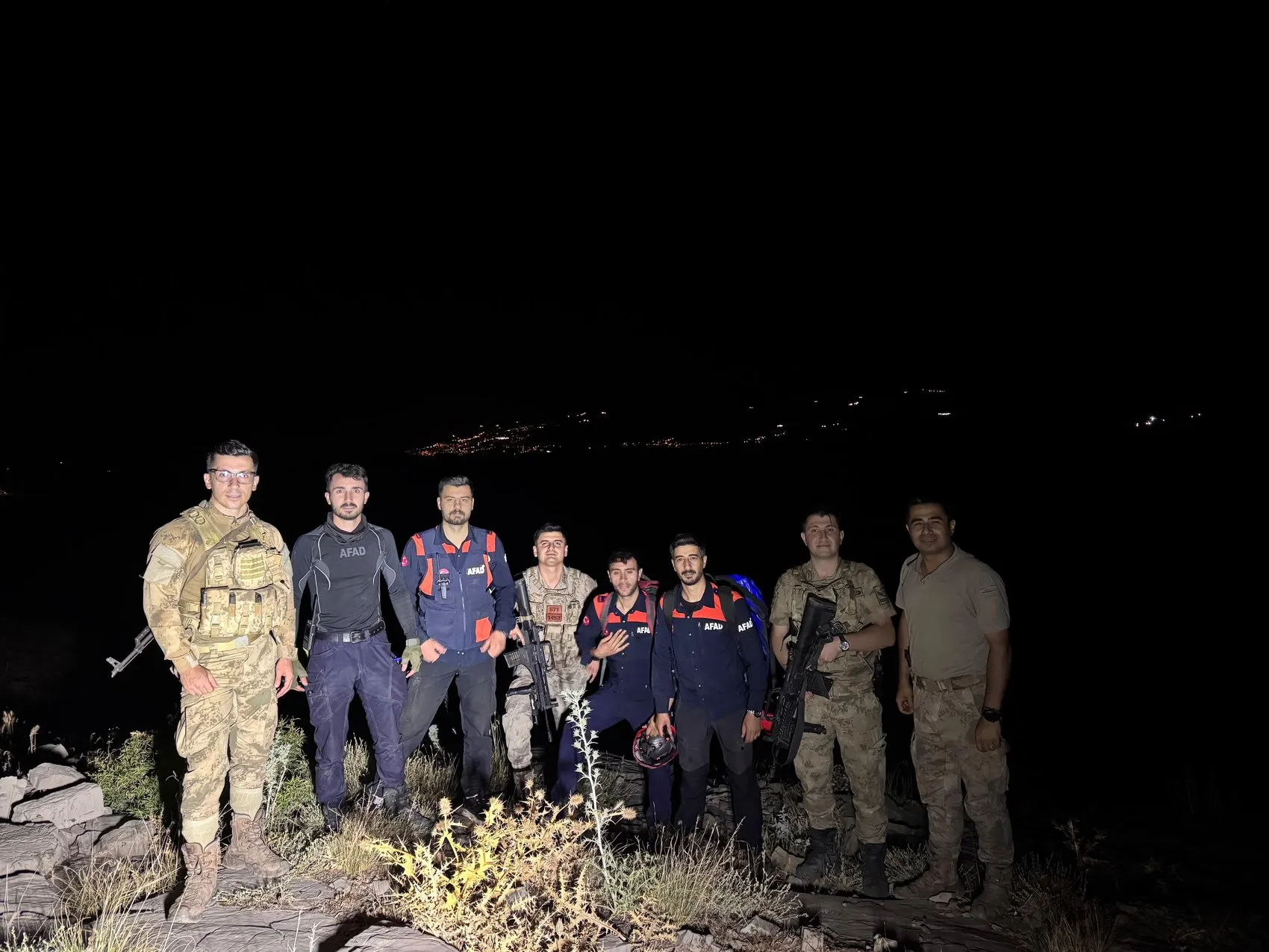 Şırnak Ballıkaya'da mahsur kalan mühendisleri askerler gökyüzünden kurtardı