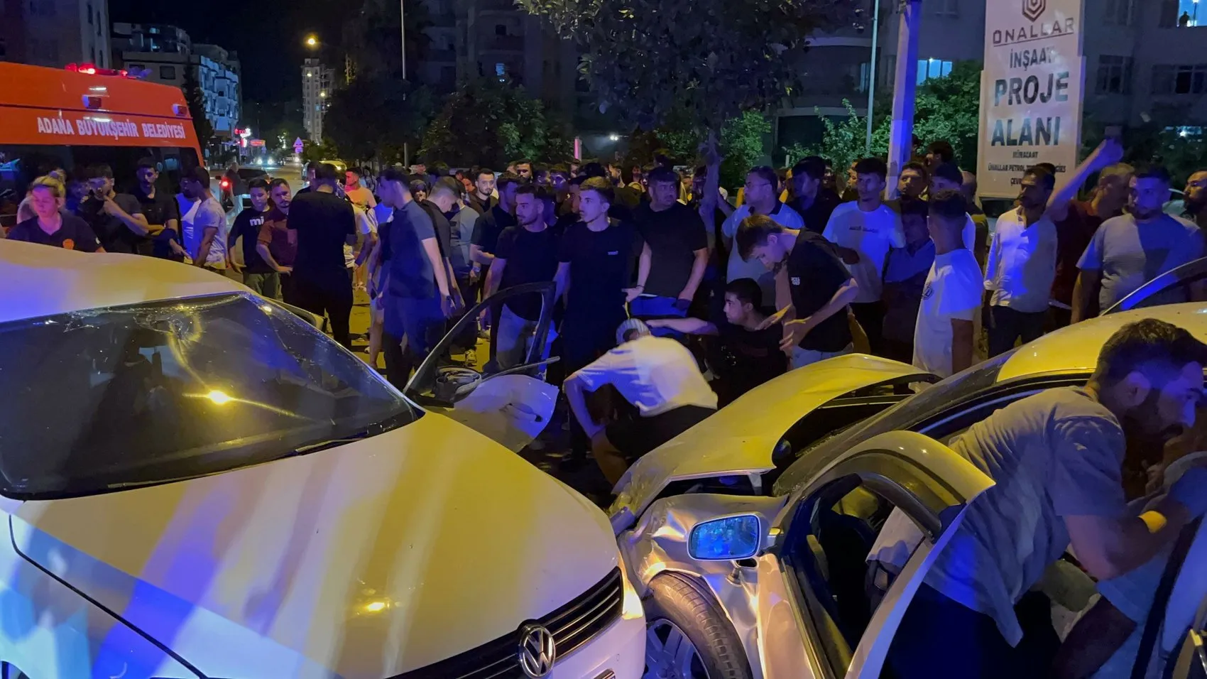 Adana Kozan'da üç araç birbirine girdi