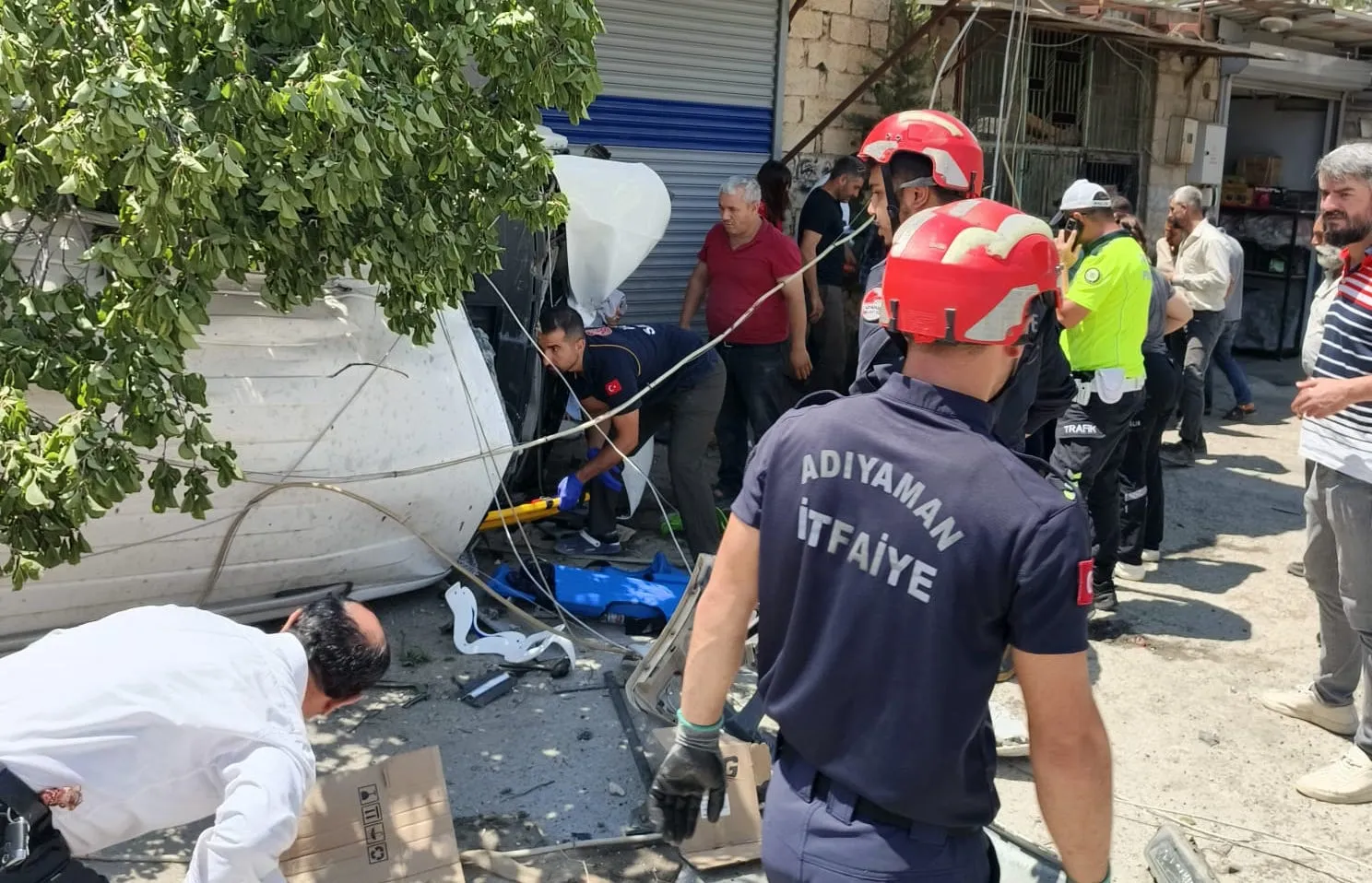 Adıyaman yolunda ticari araç direğe çarptı