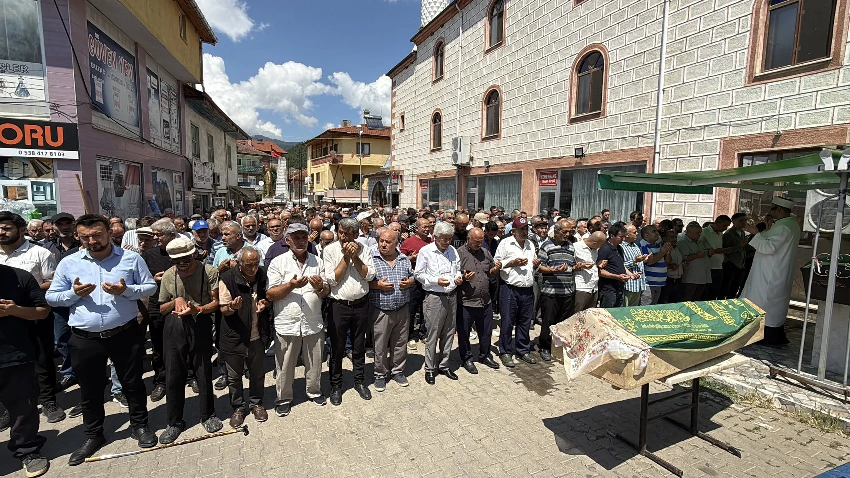 Safranbolu’da feci kazada hayatını kaybeden çift son yolculuğuna uğurlandı