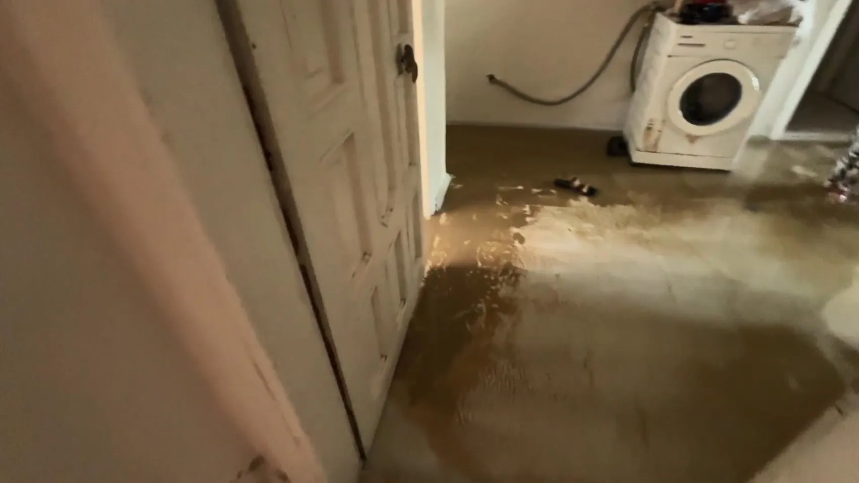 Avcılar'da patlayan su vanası evi havuzuna çevirdi