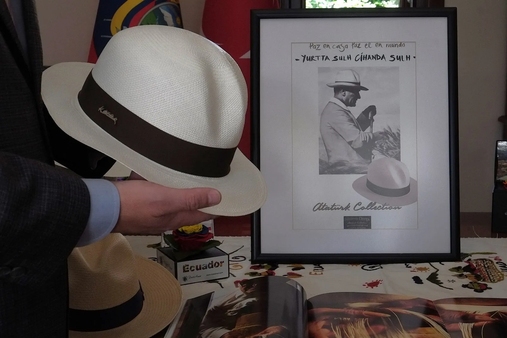Ekvador Büyükelçisi’nden Atatürk’e Şapka Selamı