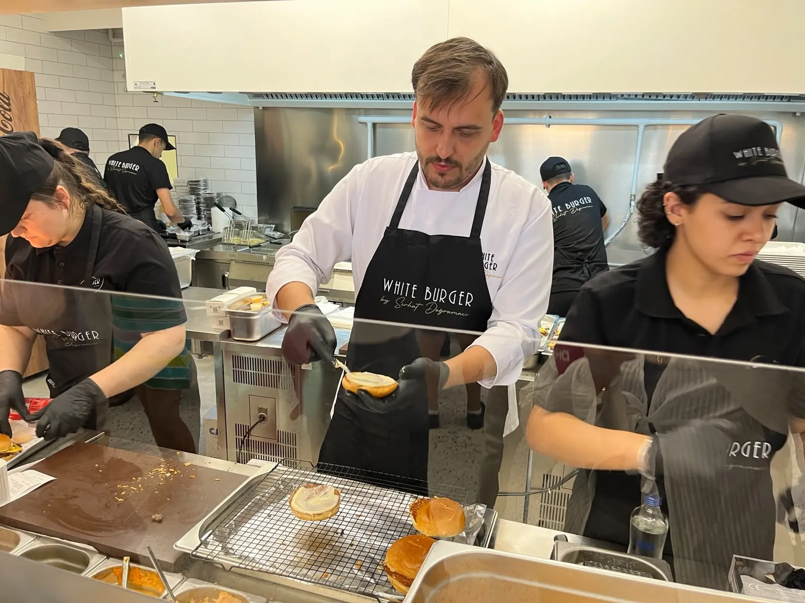 Michelin yıldızlı şef Serhat Doğramacı Gaziantep’te burger dükkanı açtı