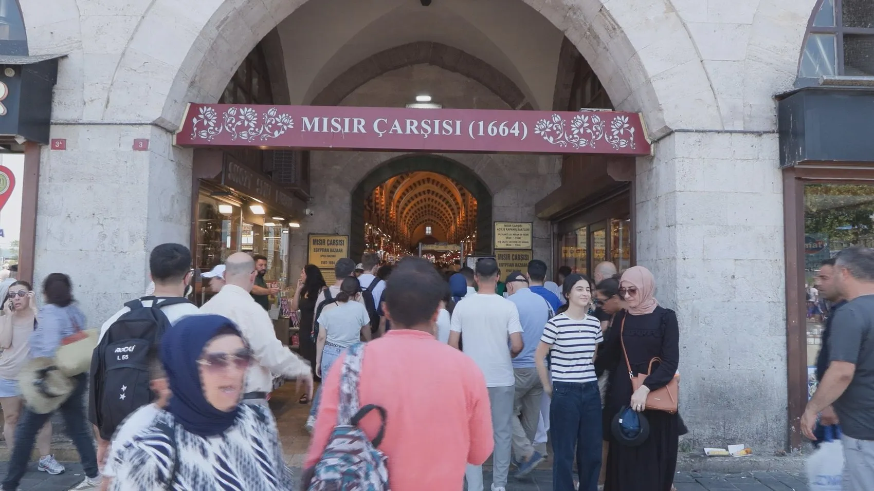 Mısır Çarşısı'nda korkutan yangın