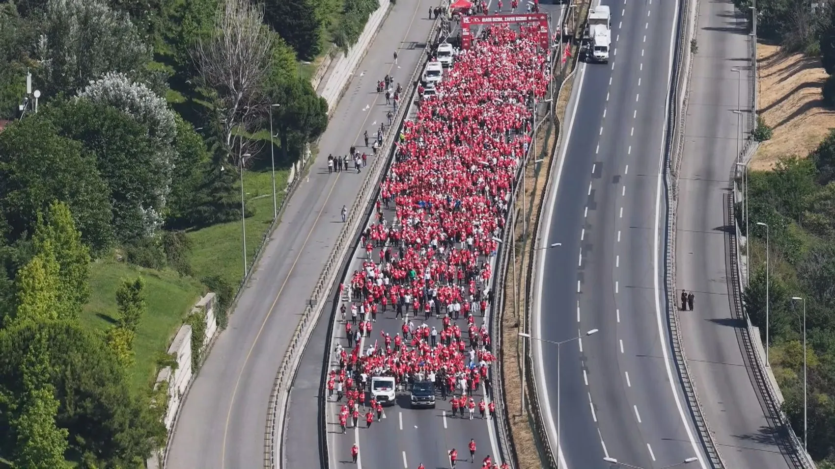15 Temmuz yürüyüşü köprüde gerçekleşti
