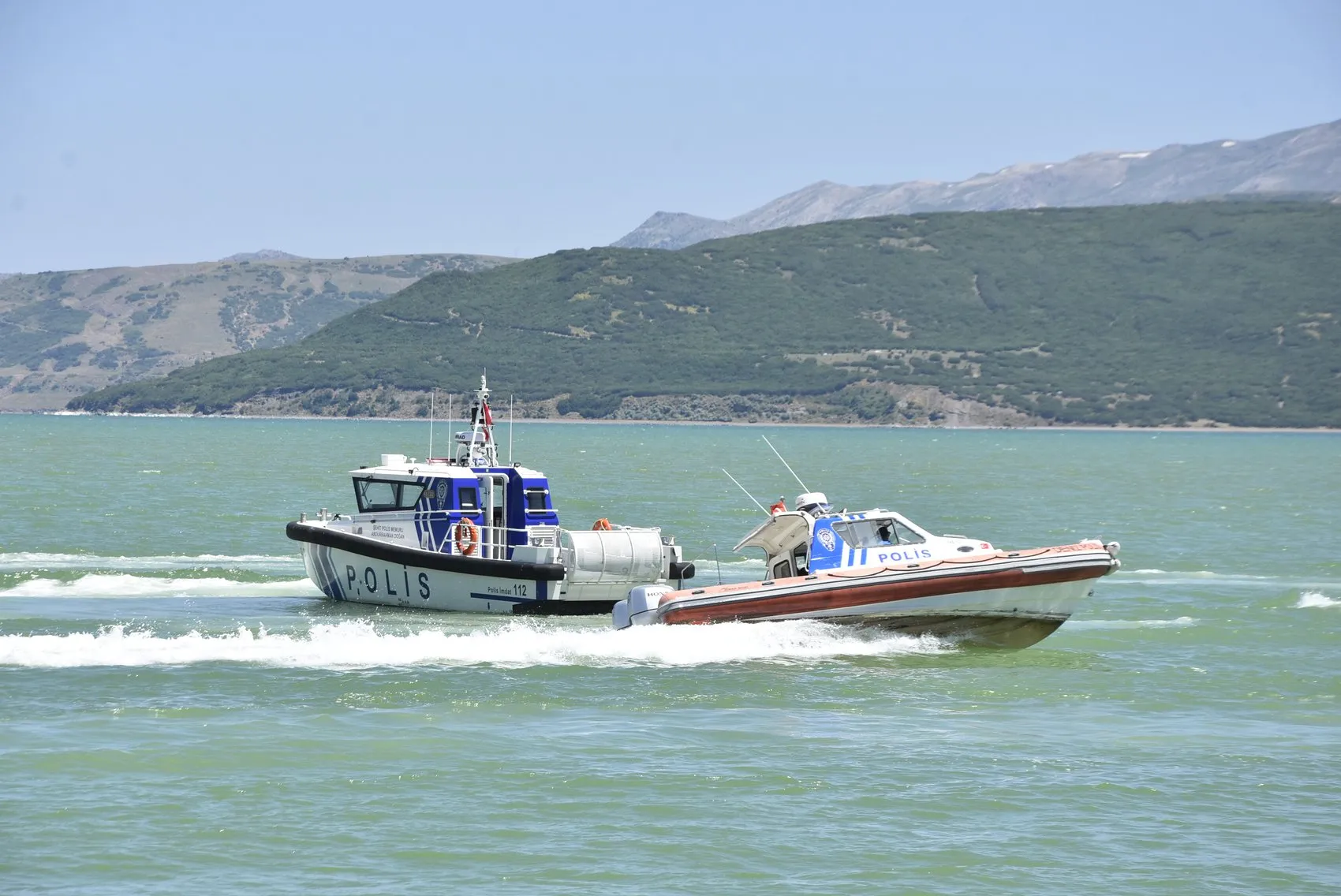 Van Gölü’nde balıkların zorlu göç yolculuğuna polis koruması