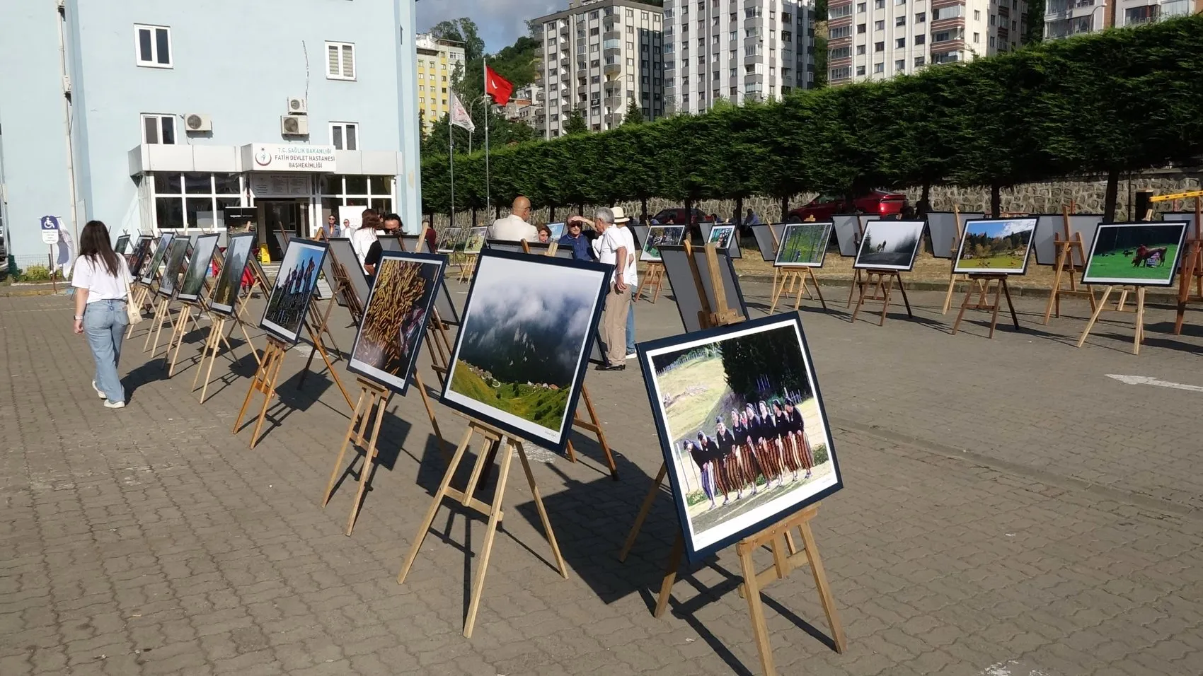 Doğduğu hastaneye 70 eserini hediye etti