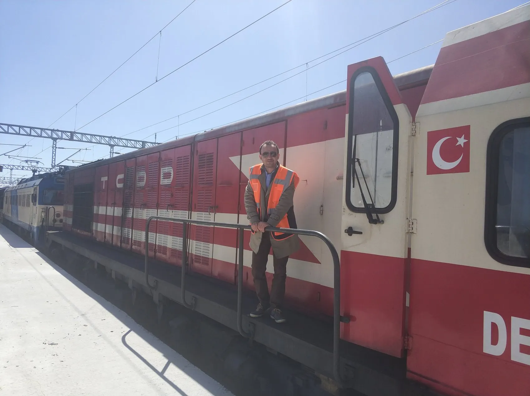 Rayların ustası sahnelerin yazarı oldu