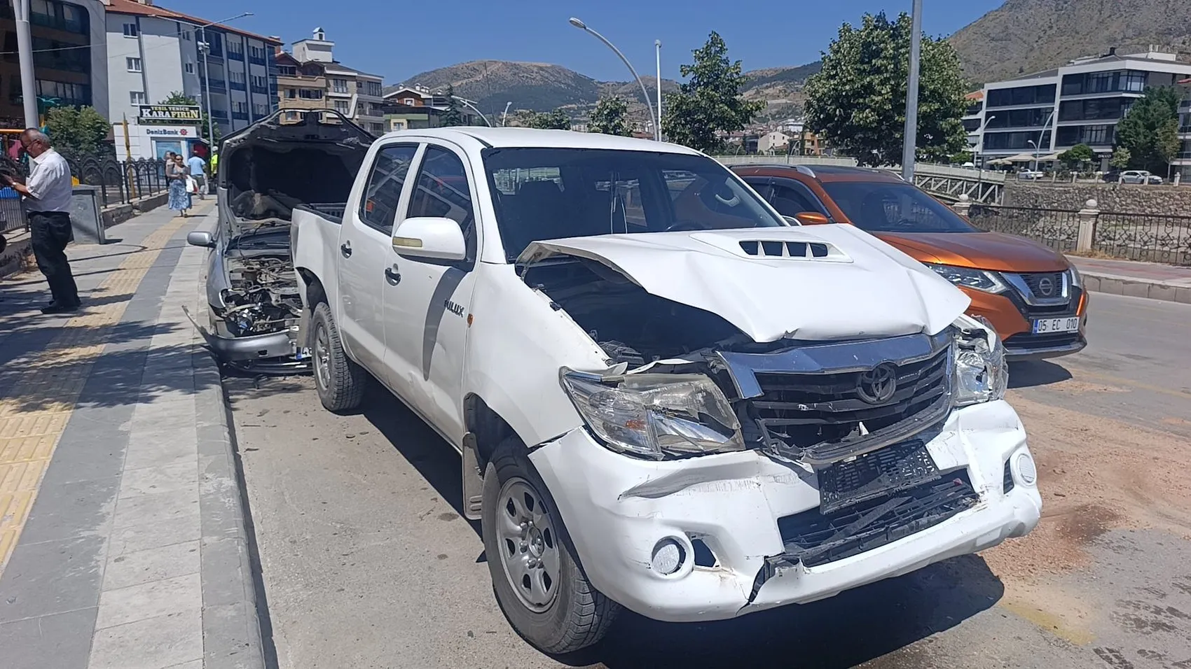 Amasya'da hastaneye giderken park halindeki araçlara çarptı