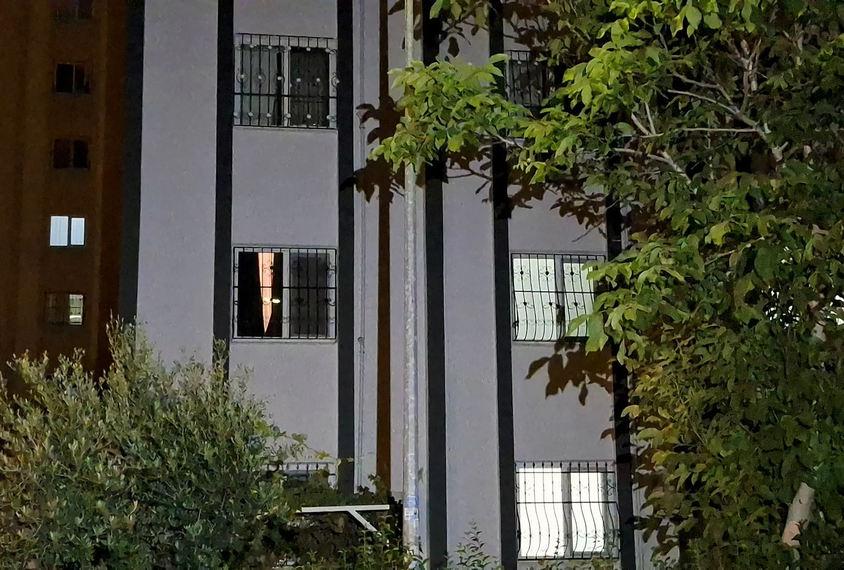 Adana'da korkunç cinayet Bekçi eşini kızının yanında öldürdü