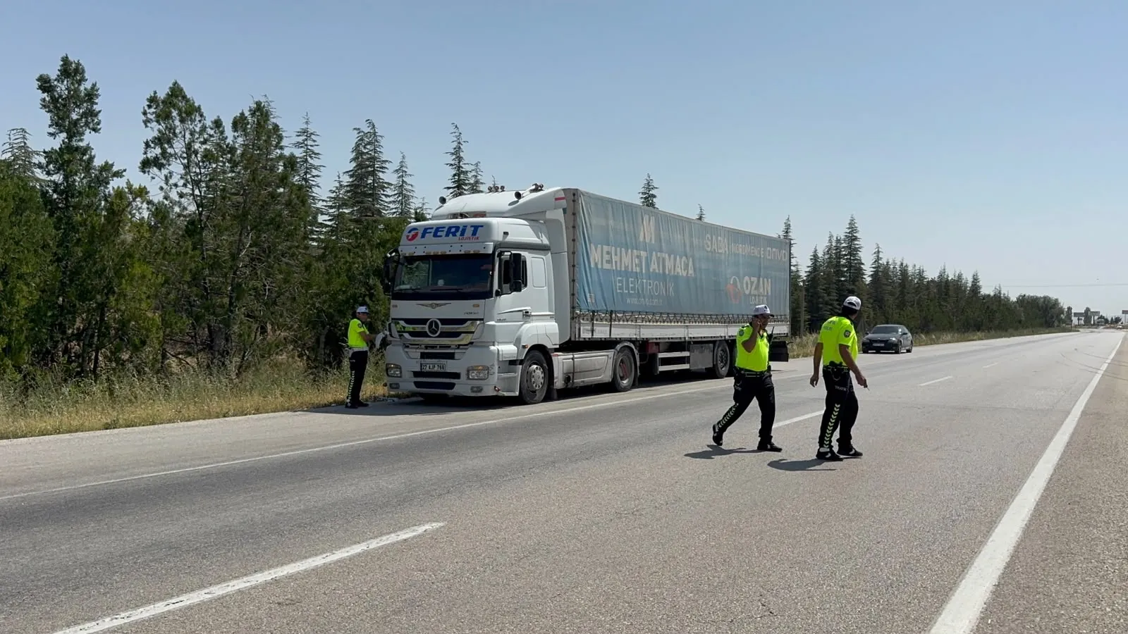 Konya yolunda TIR lastiği dehşeti 8 kişi yaralandı