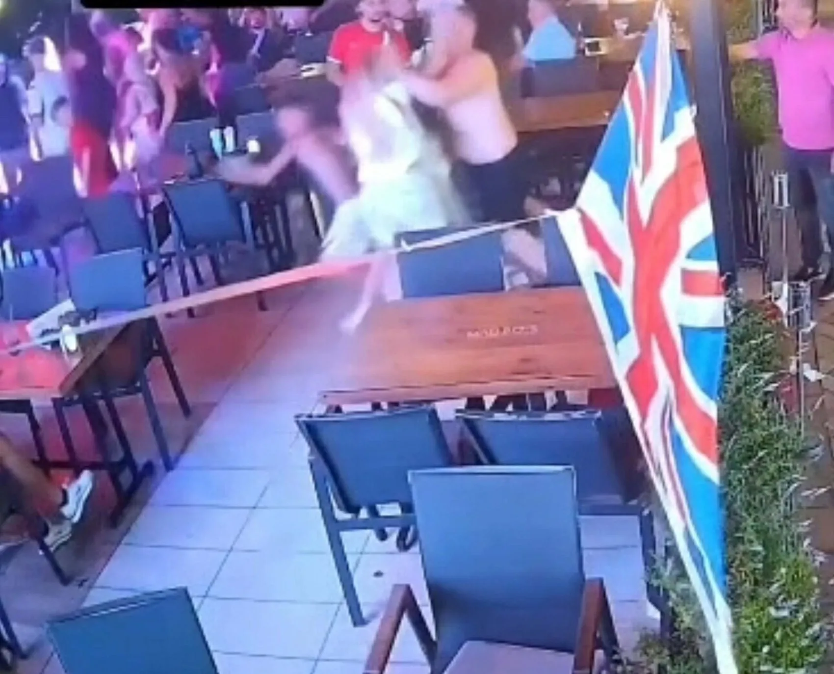 Marmaris tatilinde restoranda şiddet anları kameraya yansıdı