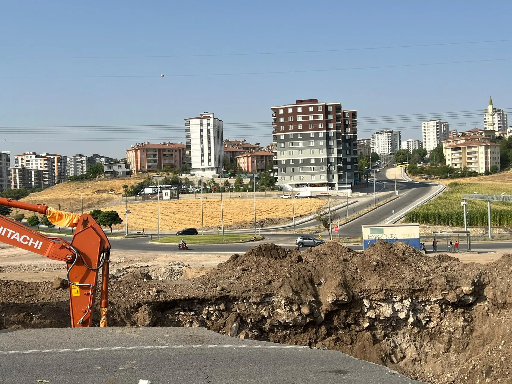 Batman'da dev su borusu patladı yol çöktü