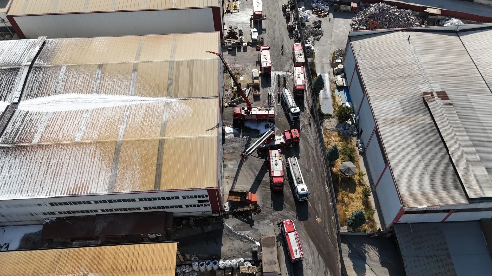 Ankara'da dev fabrika yangını gökyüzünü siyaha boyadı