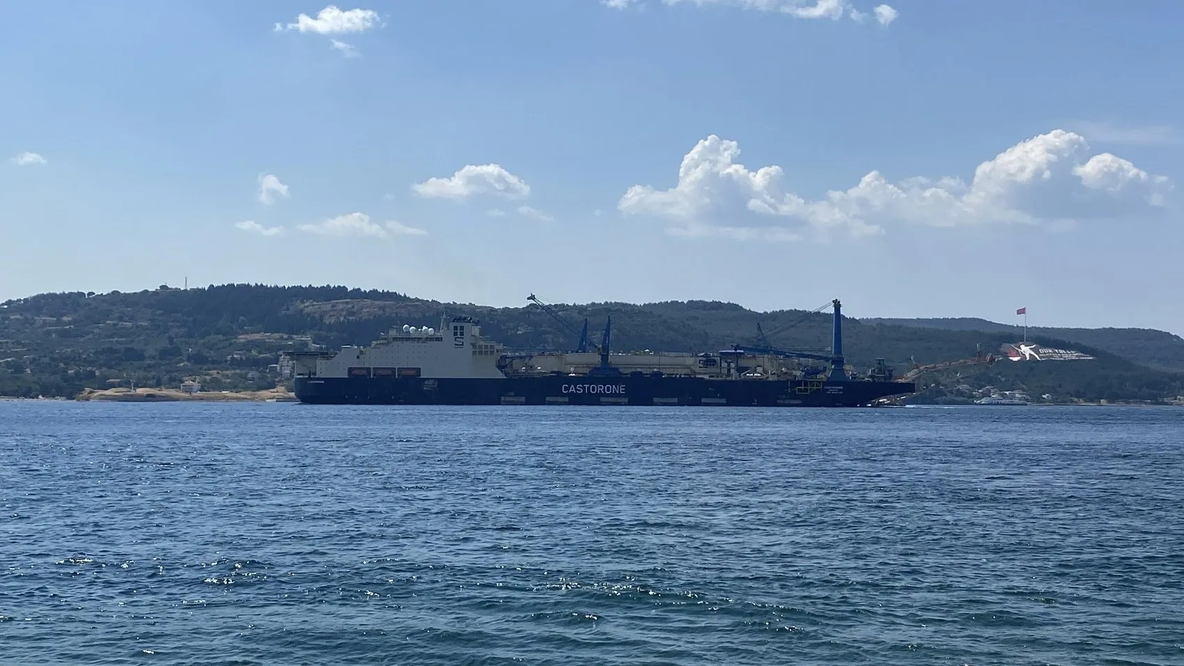 Dev boru döşeme gemisi Çanakkale Boğazı’nı trafiğe kapattı