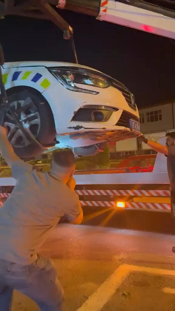 Polis otosunun motoruna sıkışan kedi için seferberlik