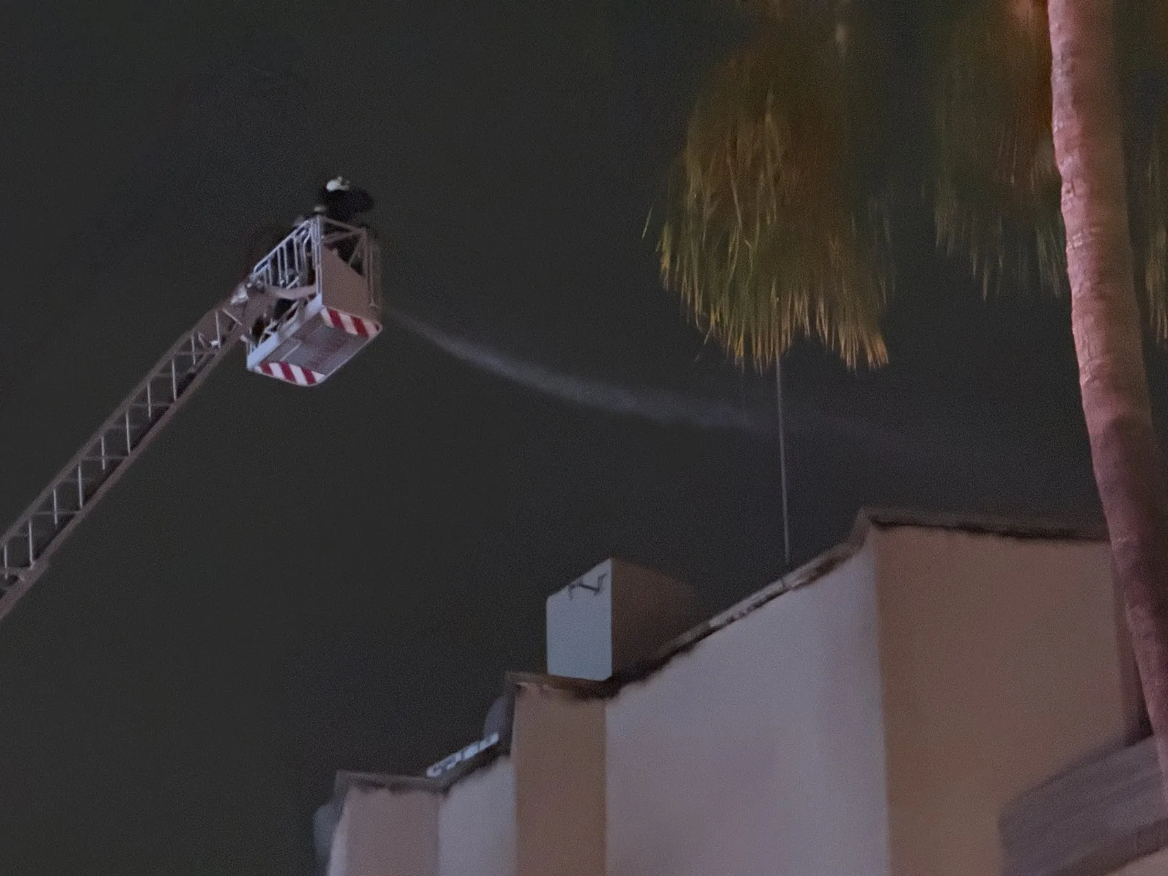 Alanya'da gece vakti otel çatısı alevlere teslim oldu