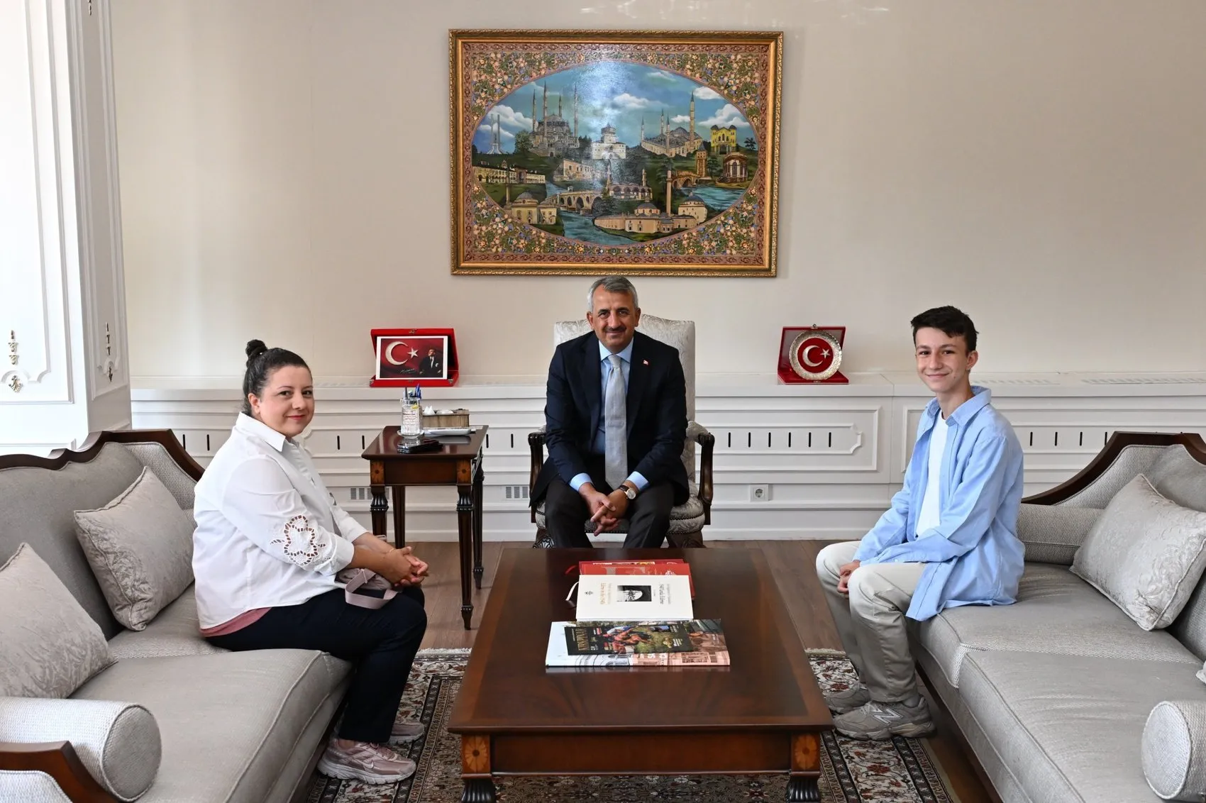 Çöp toplayan öğrenciye valilikten anlamlı destek