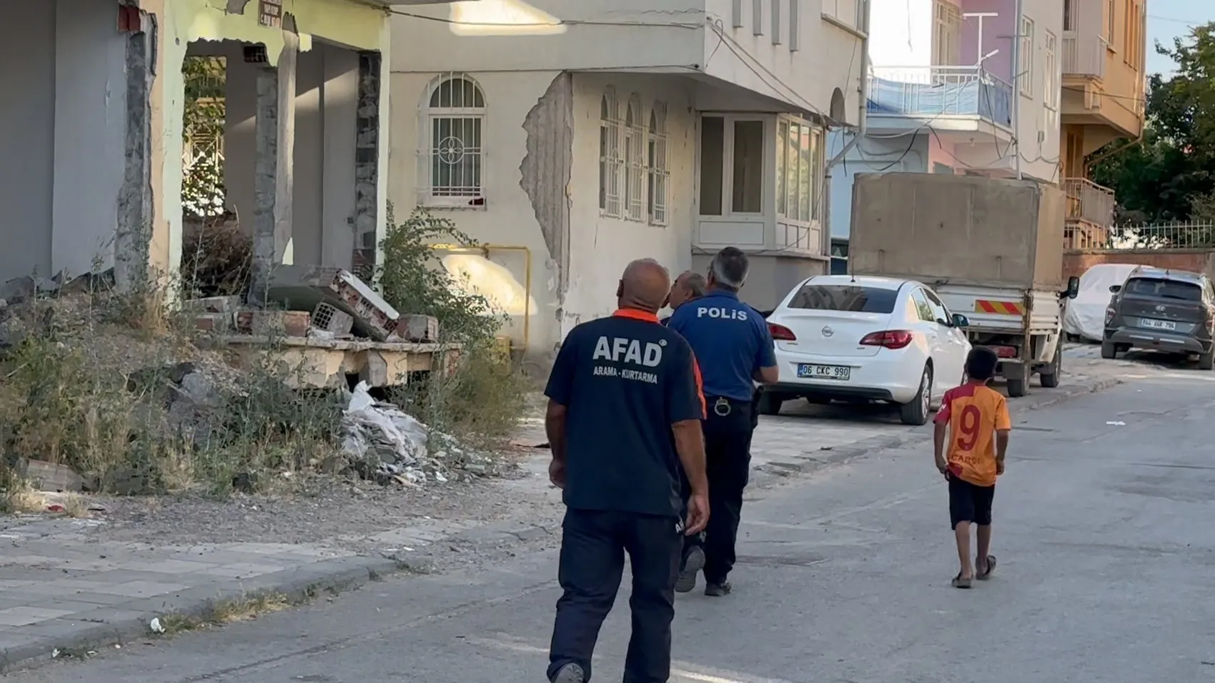 Malatya sallandı Battalgazi’deki deprem binalarda hasara yol açtı