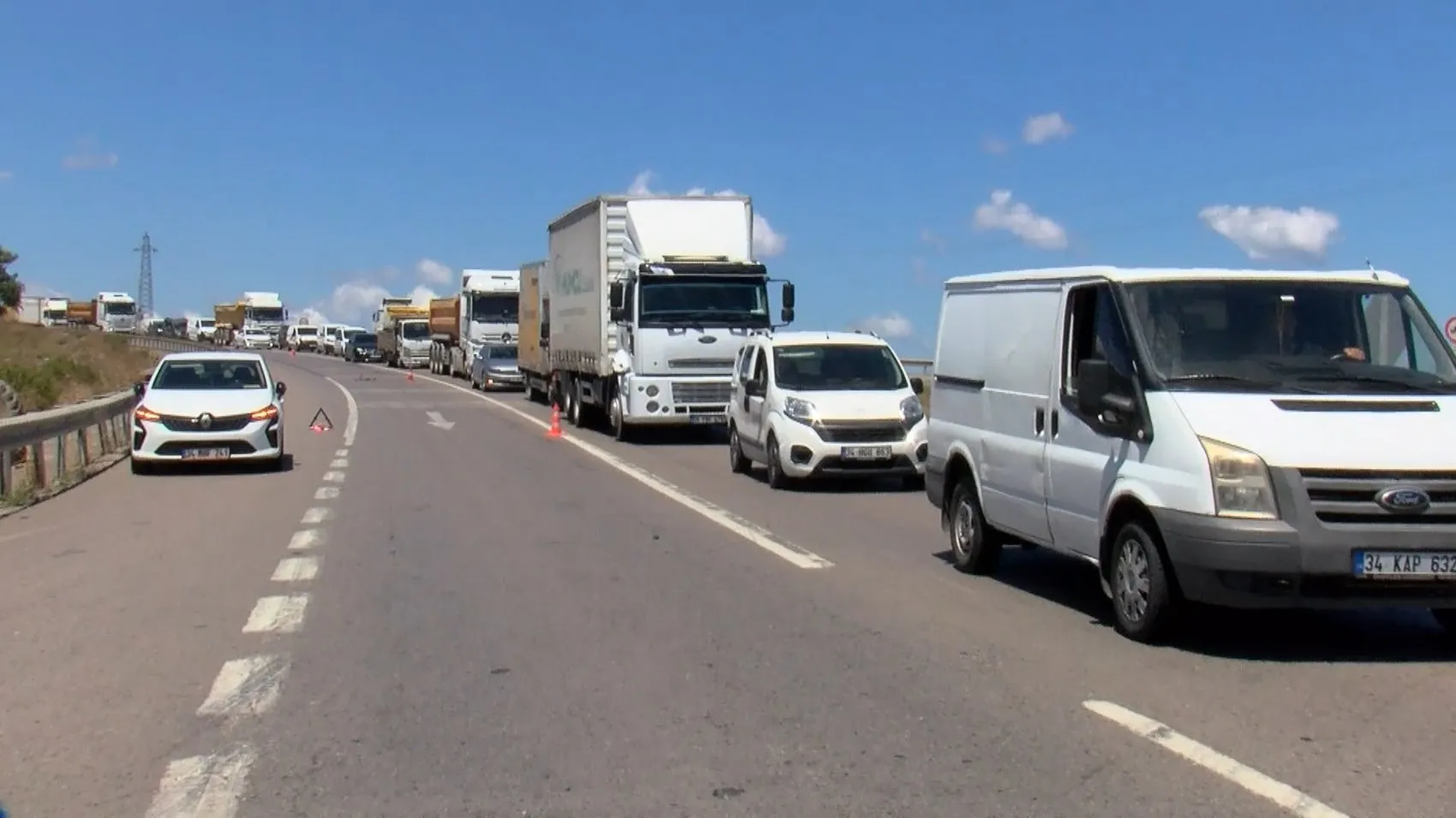 Pendik Şile Yolu üzerinde dikkatsizlik iki otomobili birbirine çarptırdı