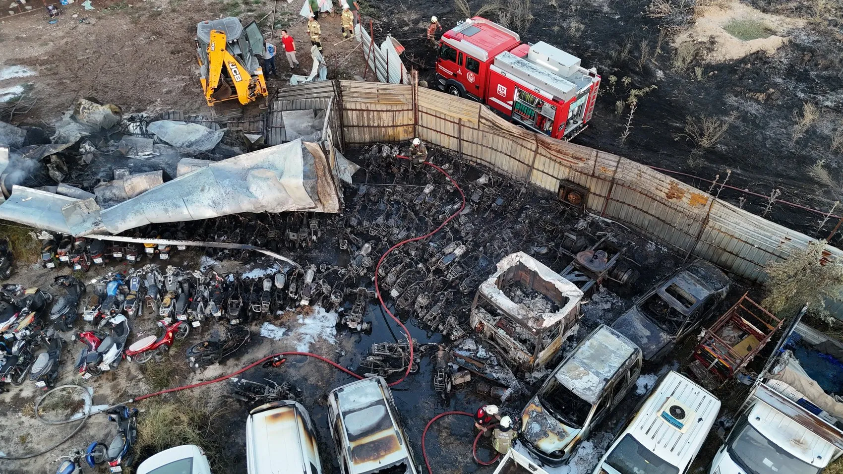 İzmir'de otopark yangını 62 araç kül oldu