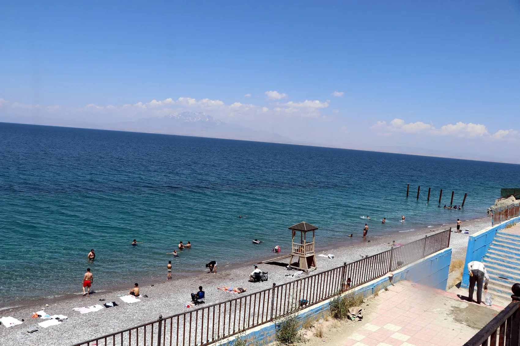 Van Gölü kıyısında serinlemek isteyenlerin yeni adresi Mollakasım