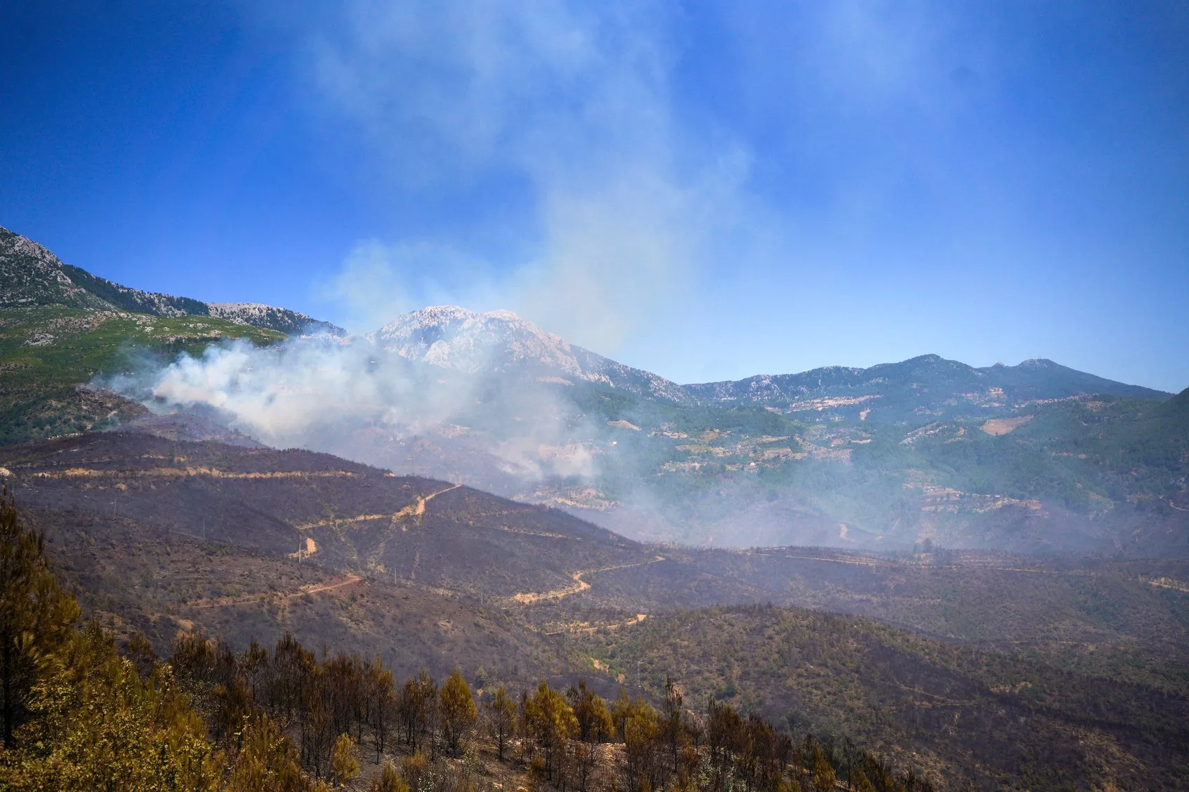 Alanya’da orman yangınına karşı 22 saattir süren büyük mücadele