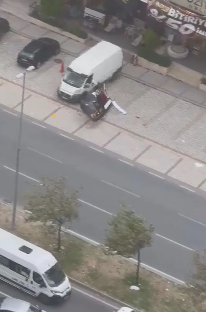 Avcılar’da fırtınaya yakalanan yayanın üzerine tabela düştü