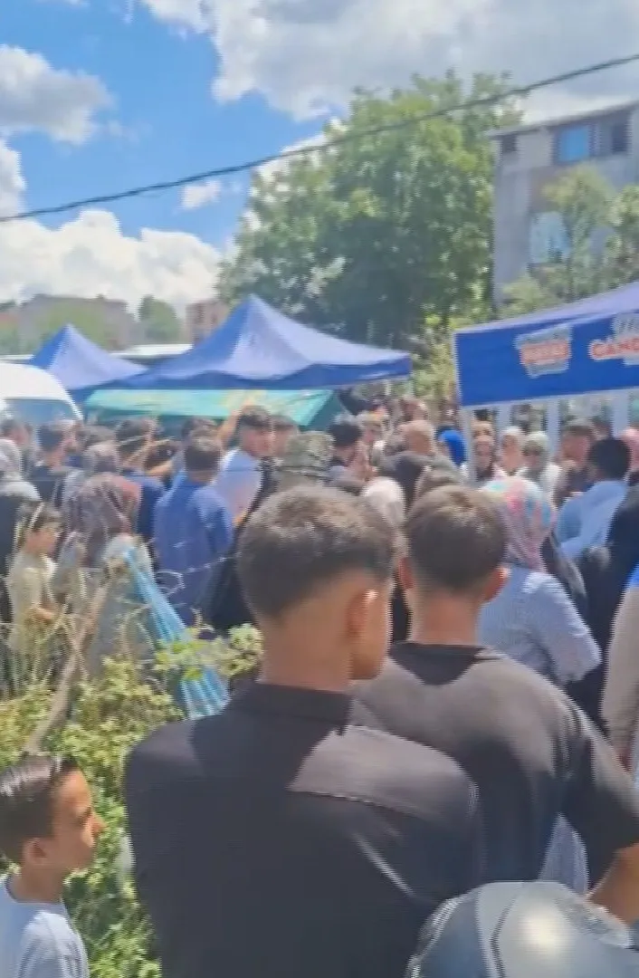 Arnavutköy'de kaldırımda yürüyen aileye minibüs dehşeti