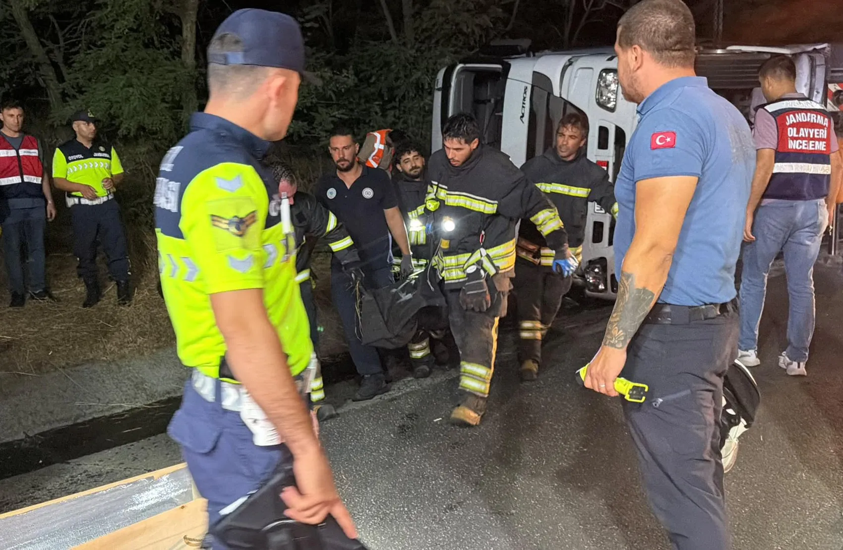 Çorlu TEM Otoyolu'nda direksiyon hakimiyetini kaybeden TIR sürücüsü hayatını kaybetti