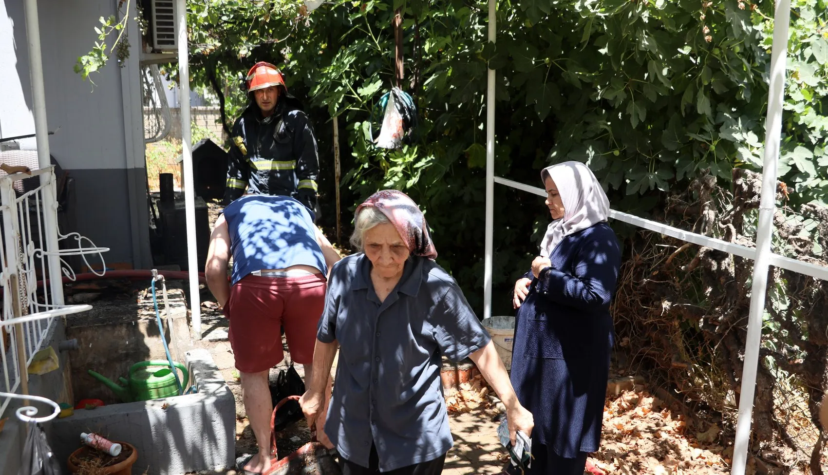 Antalya’da yanan evden çıkan çanta umut oldu