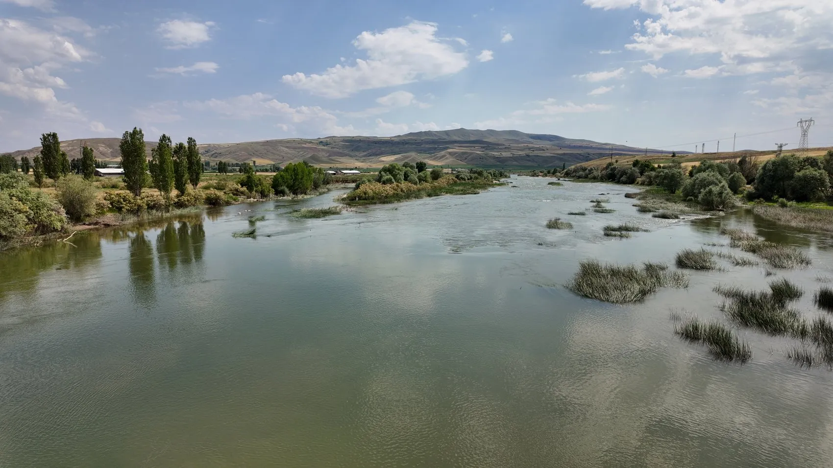 Kızılırmak kenarında çamaşır yıkayan üç kişi suya kapıldı