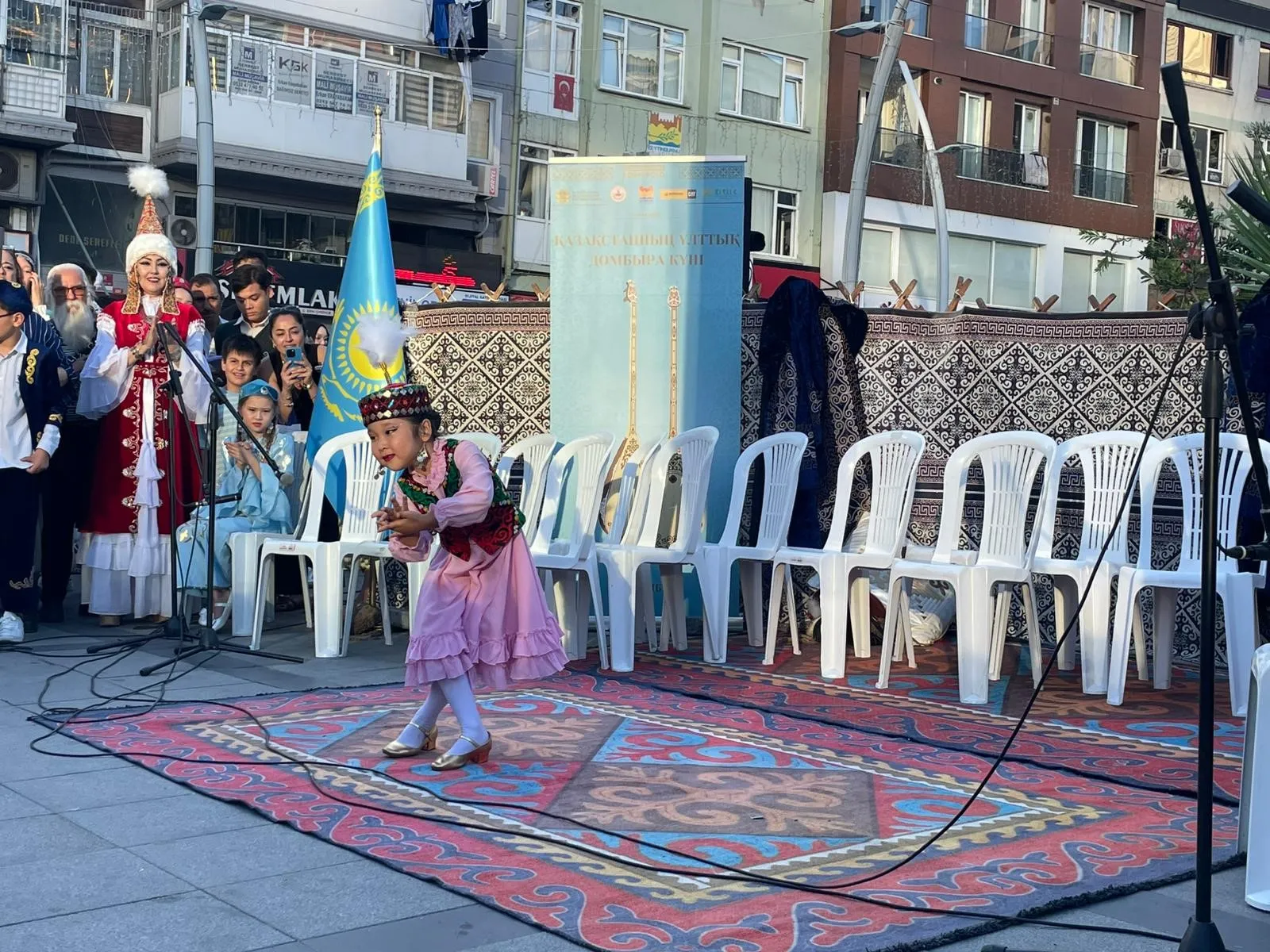 Zeytinburnu dombra ezgileriyle Kazak kültürünü ağırladı