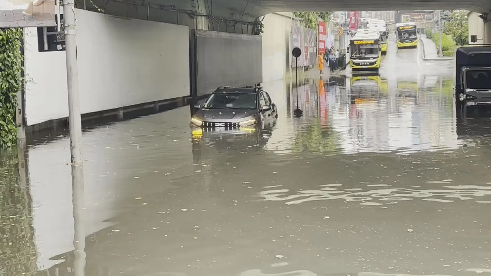 İstanbul’da sağanak trafiği kilitledi