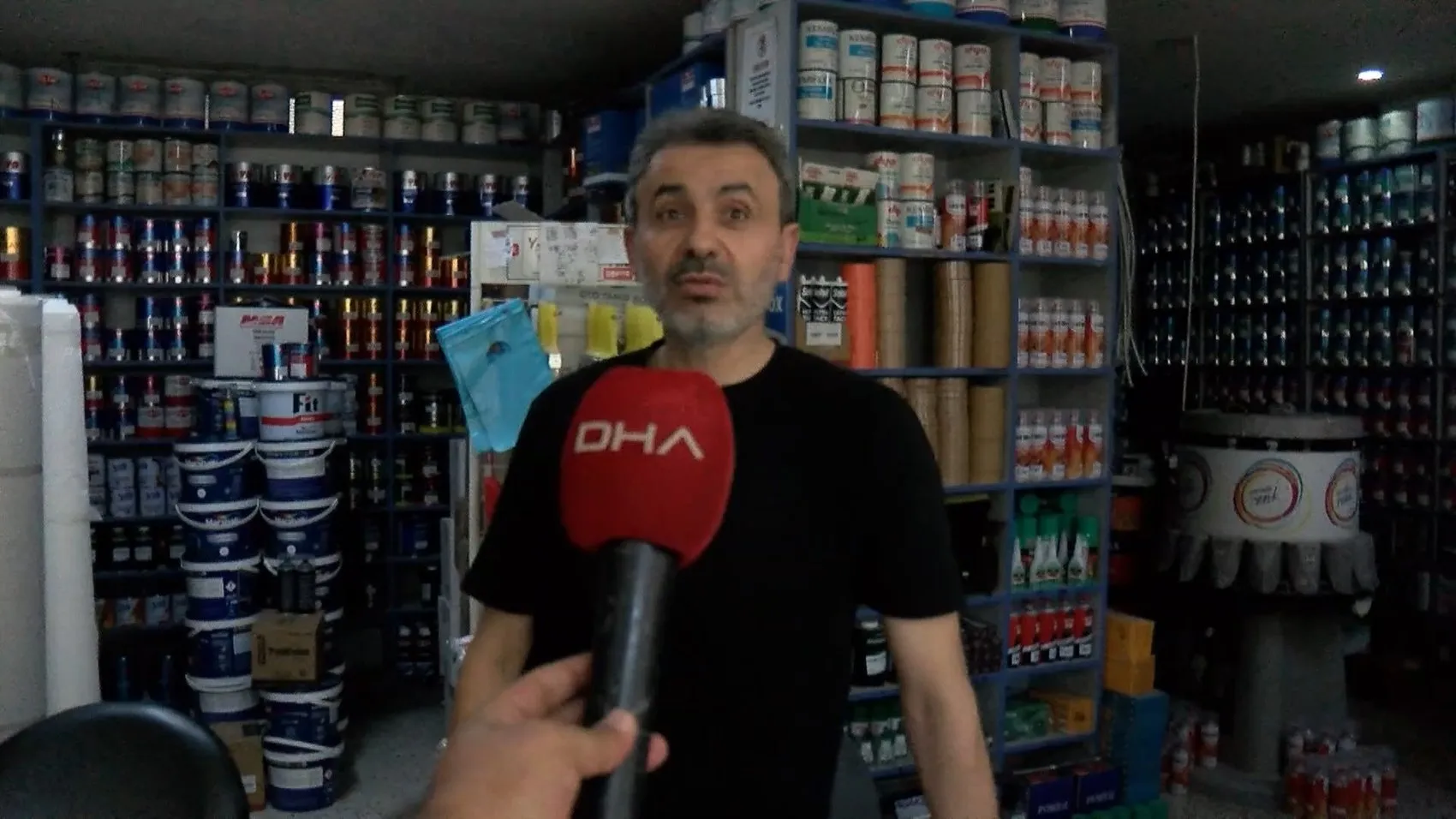 Gaziosmanpaşa’da kontrolden çıkan cip dükkana daldı