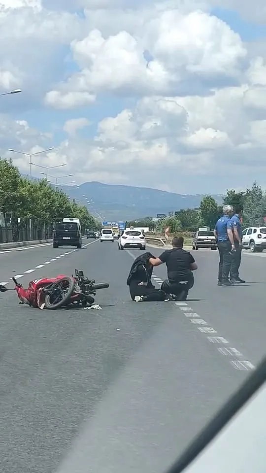 İnegöl girişinde motosiklet kazası İki kişi hastanelik oldu