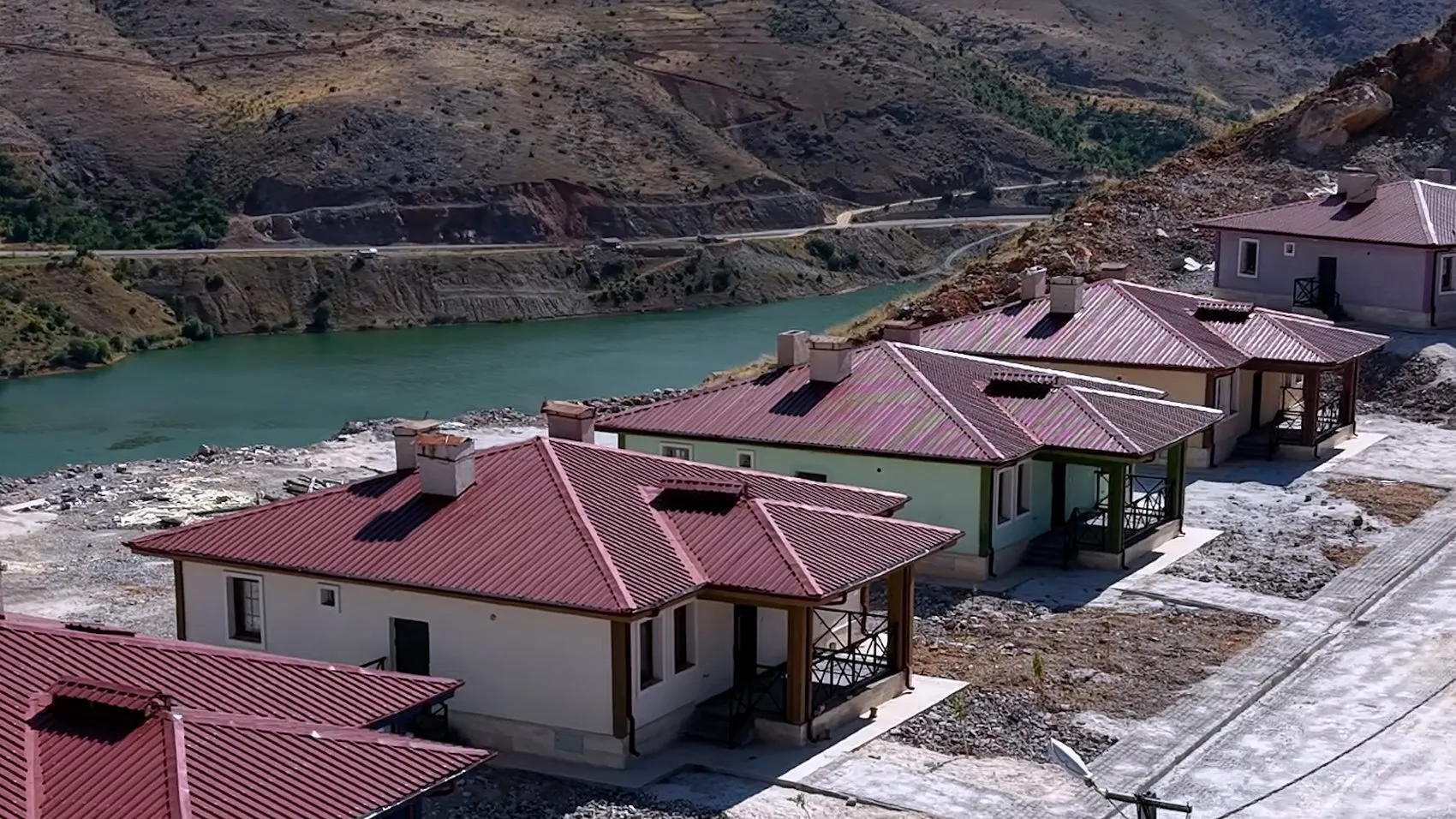 Adıyaman'da yeni köy evleri sahiplerine teslim ediliyor