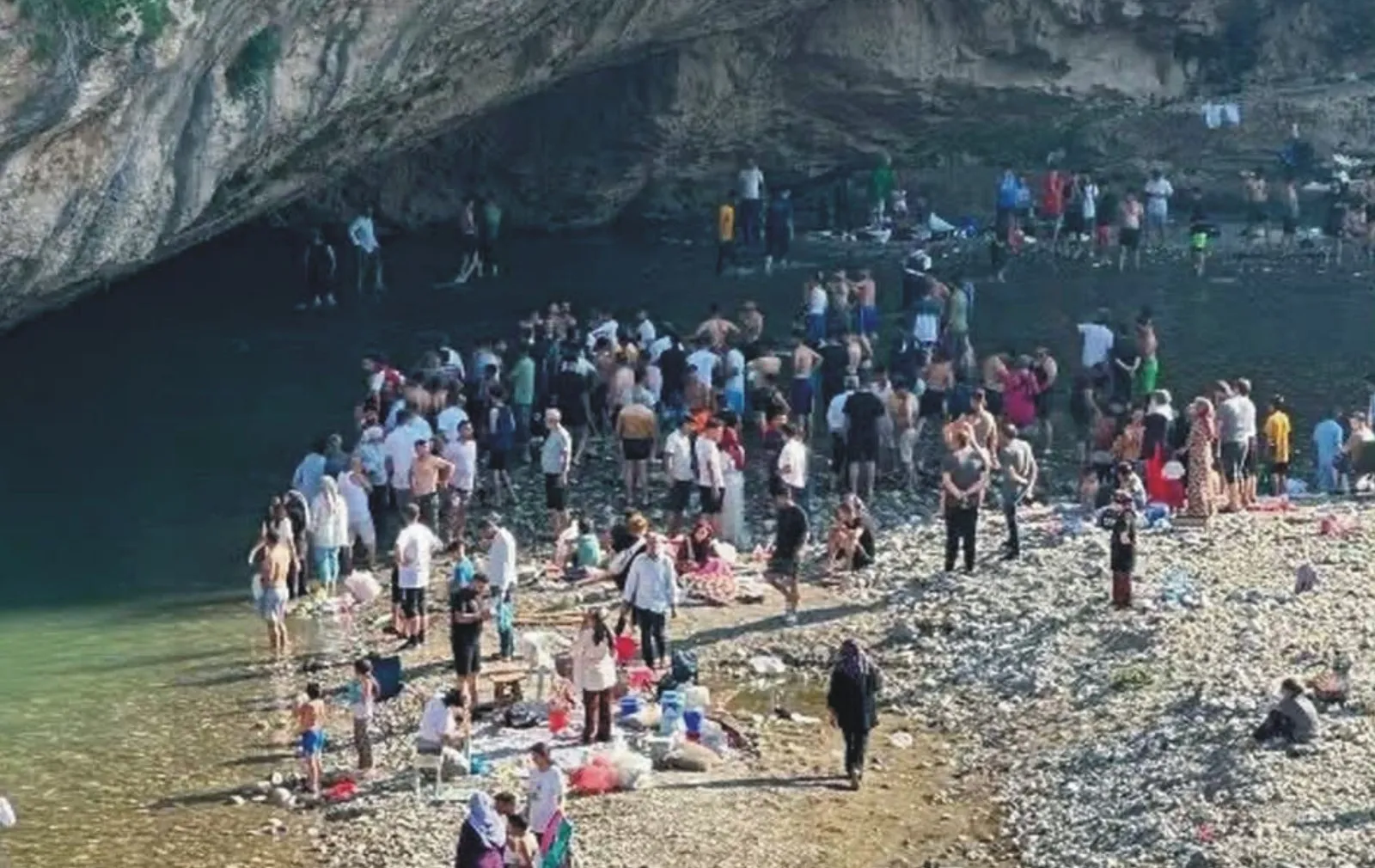Serinlemek için girdiği çayda hayatını kaybetti