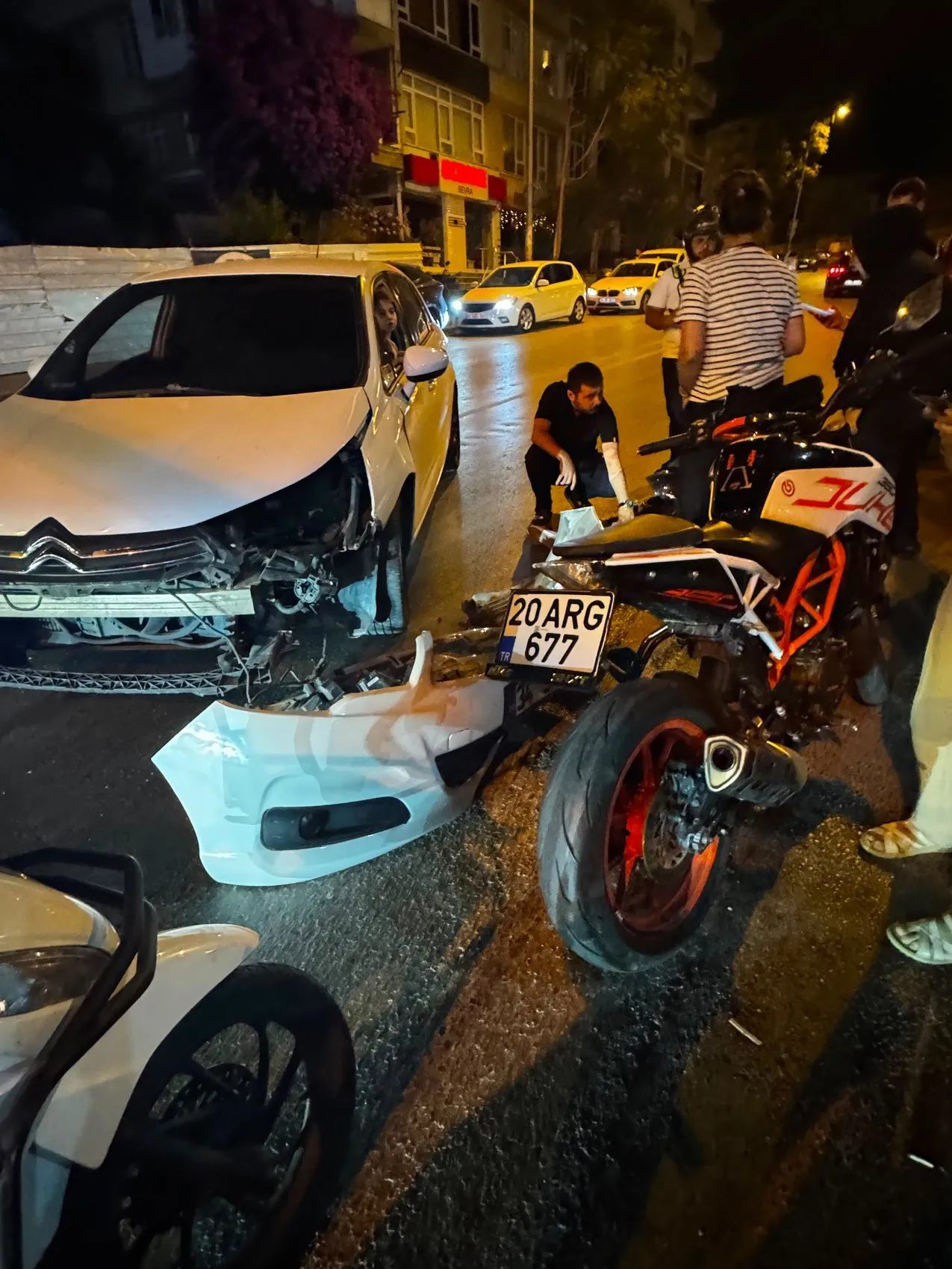 Kartal’da otomobil ile motosiklet çarpıştı