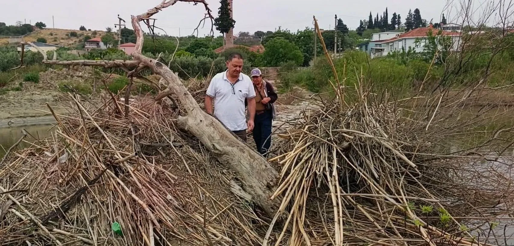 Tarihi Taşköprü temizlik ateşi yüzünden karardı
